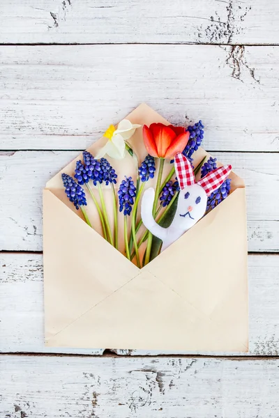 Feliz tarjeta de Pascua con conejito de Pascua — Foto de Stock