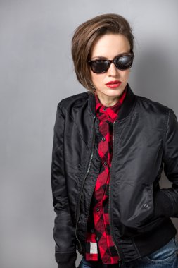 çekici kadın esmer kısa saç ve trendy kıyafetler