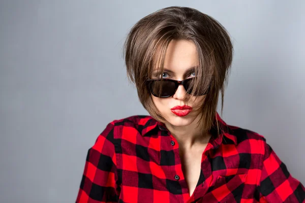 Atractiva mujer con estilo en gafas de sol — Foto de Stock