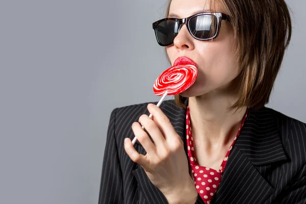 Женщина с конфетами — стоковое фото