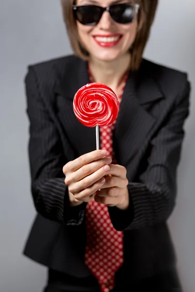 Mujer con caramelos — Foto de Stock
