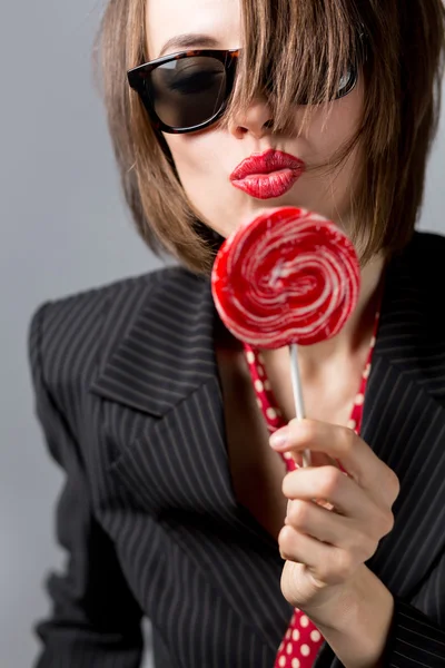キャンデーを持つ女性 — ストック写真
