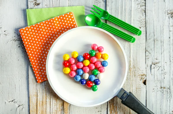 Sevgililer günü kümesiyle kalp ve kırsal ahşap masa üzerinde tava