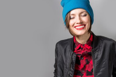 Closeup moda studio yenilikçi genç kadın portresi