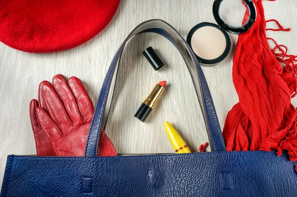 Moda conjunto com saco, luvas, cosméticos de maquiagem — Fotografia de Stock