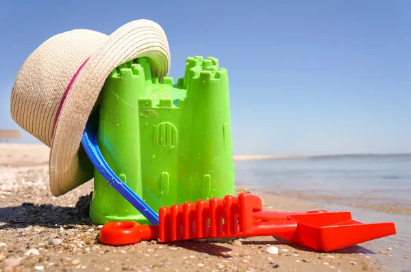 Kit sabbiera in sabbia con cappello estivo — Foto Stock