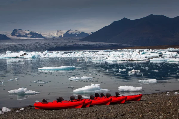 Floating Icebergs Jokulsarlon Glacier Lagoon Red Kayak Beach Foreground — Stock Photo, Image