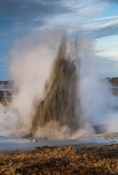 アイスランドの間欠泉を泥 — ストック写真