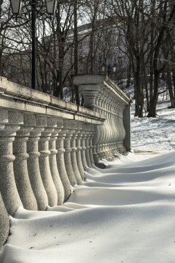 Klasik stili bir parkta parmaklıklar