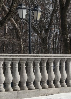 Klasik stili bir parkta parmaklıklar