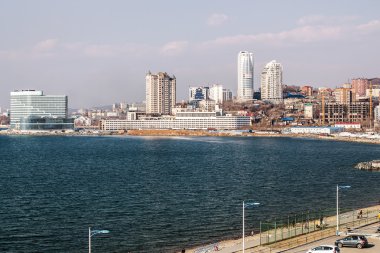 Deniz ve sahil şeridine Vladivostok kentsel binalarda