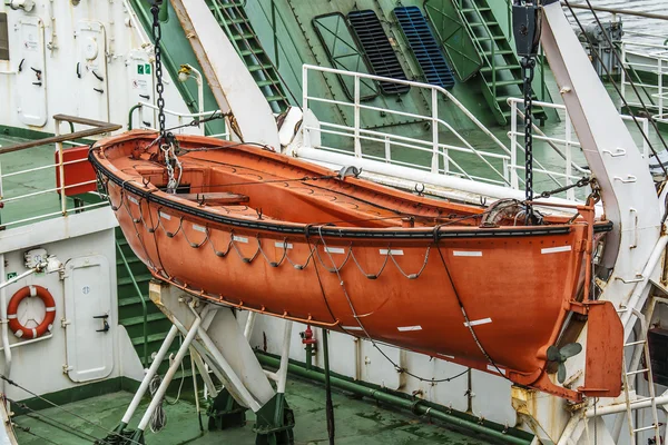Oranje reddingsboten op van het schip davits — Stockfoto