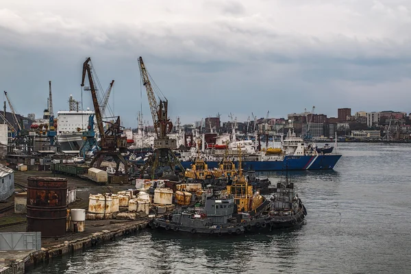 Рабочий пирс во Владивостоке с пришвартованными кораблями — стоковое фото