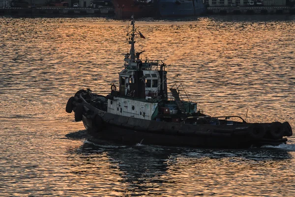 Sleepboot op tijd van zonsondergang zeilen op de wegen — Stockfoto