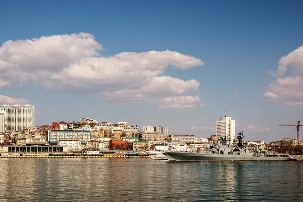 Vladivostok şehir Rus savaş gemileri ile liman