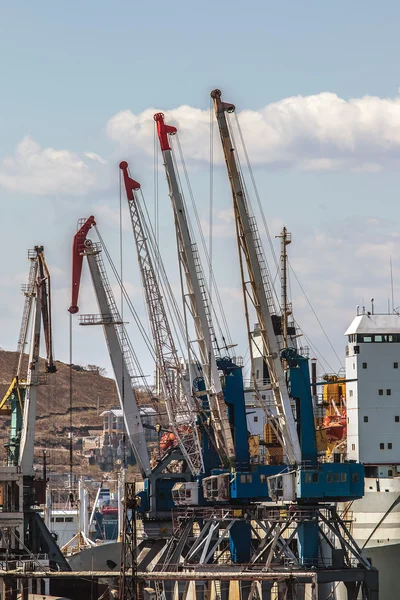 Guindastes portuários no cais de Vladivostok — Fotografia de Stock