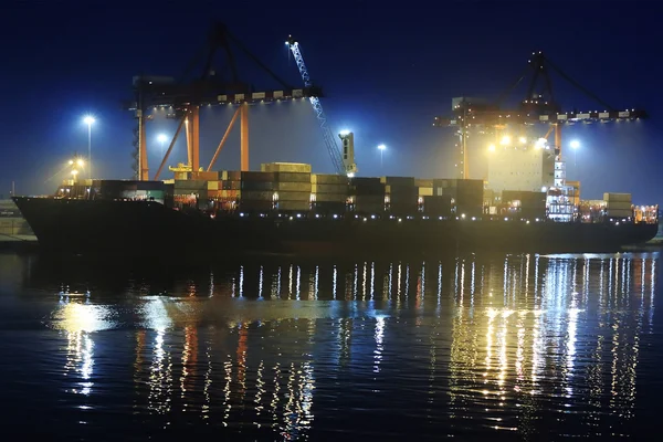 Kargo gemisi gece limanda boş