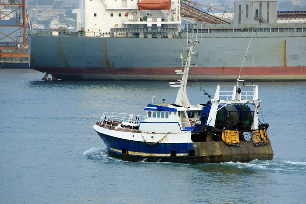 Fishing trawler zeilen op de baai — Stockfoto