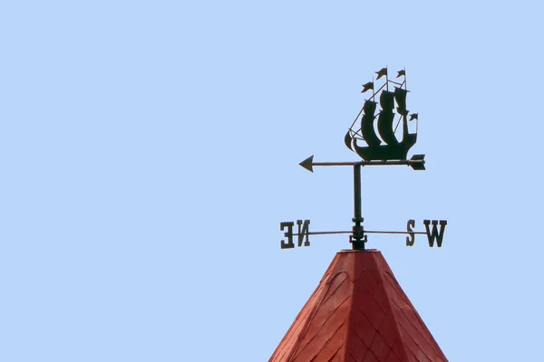 De windwijzer op het dak van het gebouw — Stockfoto