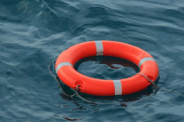 lifebuoy su üzerinde yüzen yardımcı olmak için atılan