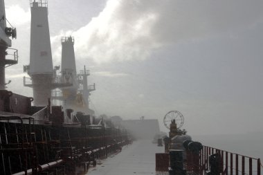 Rüzgar ve yağmur gemide bir telaş