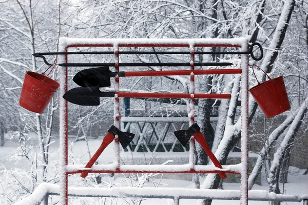 Matériel d'incendie sur fond de neige — Photo