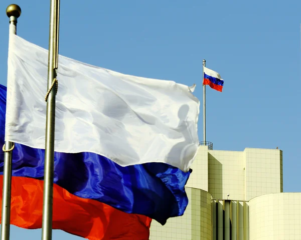 Mavi gökyüzü arka plan üzerine bina Rus bayrağı