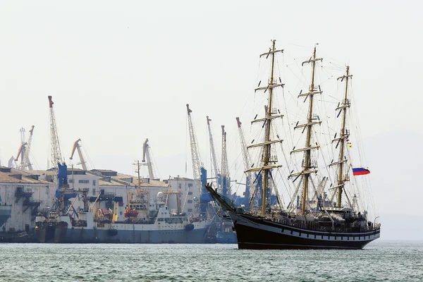 Yelken gemi deniz kampanyayla döndürür