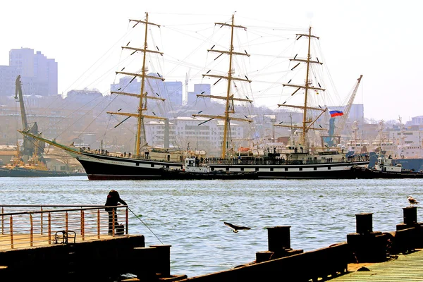 Yelken gemi deniz kampanyayla döndürür