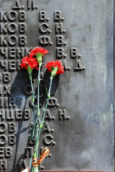 Flowers on the plaque — Stock Photo, Image