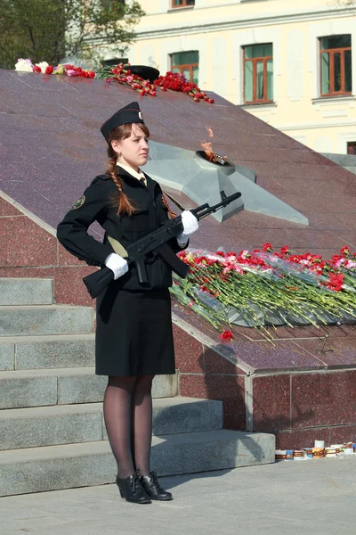 Girl cadet in the guard with the weapon — Stock Photo, Image