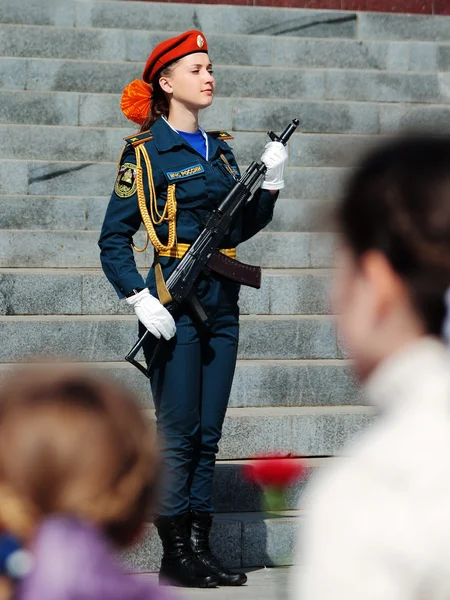 Uma jovem estudante da EMERCOM da Rússia na guarda — Fotografia de Stock