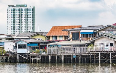 evler Stilts Bangkok Nehri boyunca.
