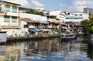 Bangkok nehir kanallarında.