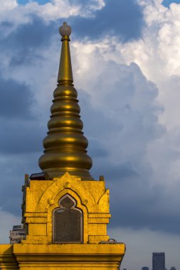 Budist tapınağı fırtınalı gökyüzü arka plan üzerinde.