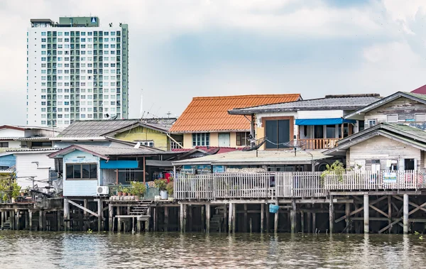 evler Stilts Bangkok Nehri boyunca.
