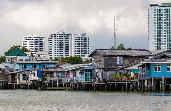 evler Stilts Bangkok Nehri boyunca.