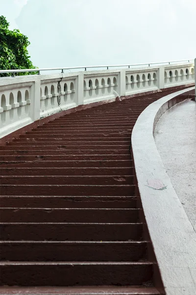 Escaleras que suben al cielo . — Foto de Stock