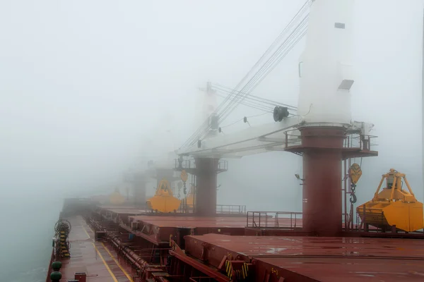 Buque en movimiento en niebla densa . — Foto de Stock