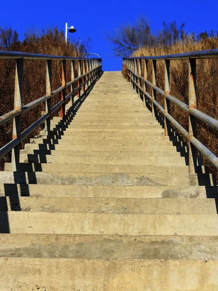 Escadas de cimento levando para cima . — Fotografia de Stock