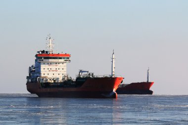 Yükleme için bekleyen dondurma deniz demir, tankerler.