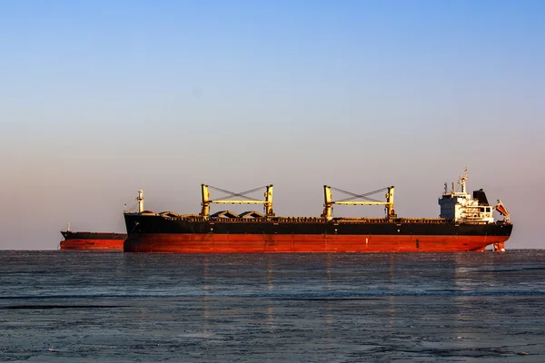 Tankers anker in de ijskoude zee wachten op het laden. — Stockfoto