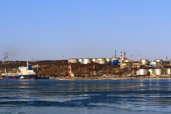 Olieraffinage base in de haven van Vanino — Stockfoto