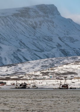 kar içinde Rus şehir Severo-Kurilsk Kuril Adaları ev kaplı.