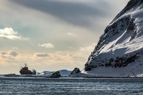 O navio em âncora na Baía do Norte no inverno . — Fotografia de Stock