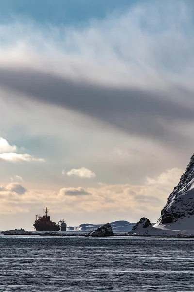 Корабль у причала в Северном заливе зимой . — стоковое фото
