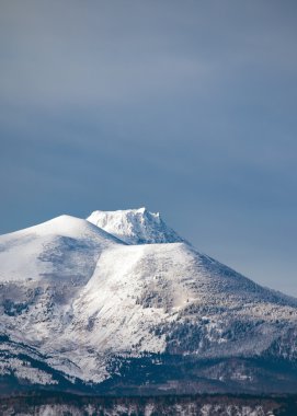 volkanik dağ zirveleri güneş tarafından yaktı