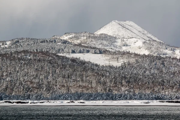白雪覆盖的休眠火山 — 图库照片