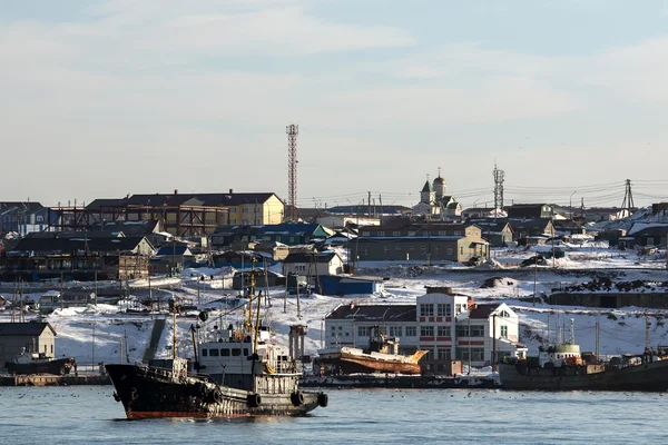Ciudad rusa de Yuzhno-Kurilsk con pie en la incursión del barco — Foto de Stock