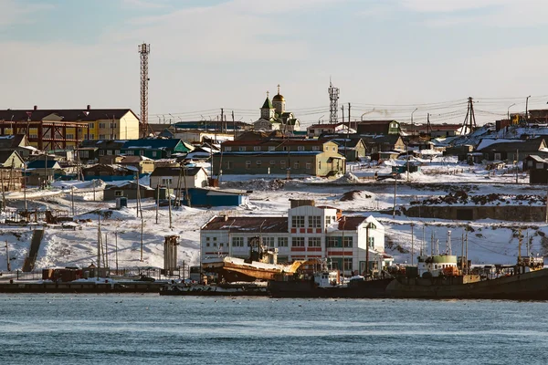 Южно-Курильск со стоящим в лодке портом — стоковое фото
